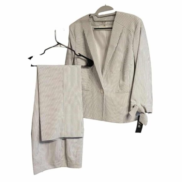 Le Suit Pinstripe 2-Piece Blazer Jacket Pant Suit Sz 14 NWT - Picture 1 of 11